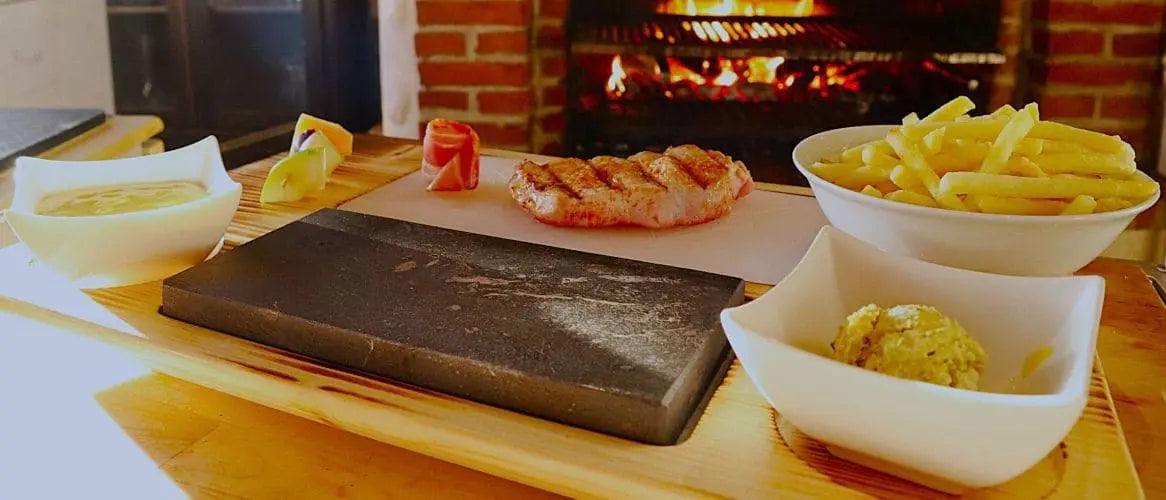 Kalbsfleisch auf dem Heissen Stein mit Kamin im Hintergrund