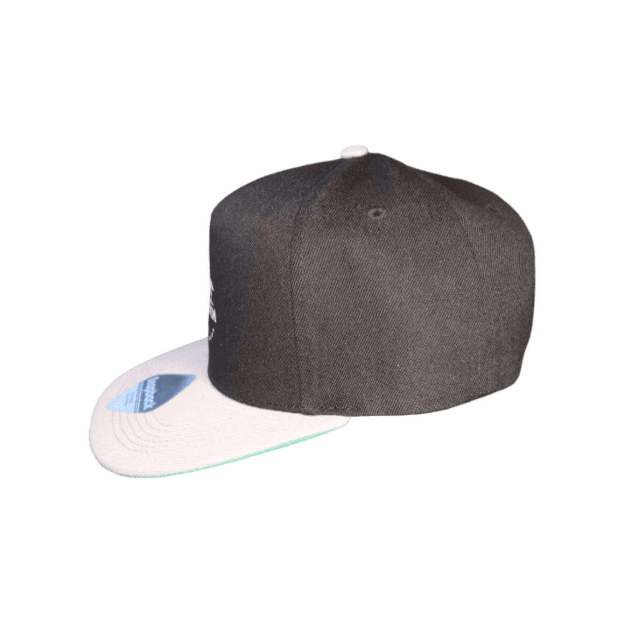 Das Snapback Cap von Hazienda ist ein stylisches Accessoire, das dein Outfit perfekt abrundet. Die Kappe besteht aus hochwertigem Material und bietet dank des Snapback-Verschlusses eine individuelle Passform. Das klassische Design in Schwarz mit weißem Hazienda-Logo auf der Vorderseite passt zu jedem Look und ist ein echter Hingucker. Ob beim Sport, im Alltag oder auf Reisen, mit diesem Snapback Cap bist du immer perfekt gestylt