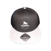 Das Snapback Cap von Hazienda ist ein stylisches Accessoire, das dein Outfit perfekt abrundet. Die Kappe besteht aus hochwertigem Material und bietet dank des Snapback-Verschlusses eine individuelle Passform. Das klassische Design in Schwarz mit weißem Hazienda-Logo auf der Vorderseite passt zu jedem Look und ist ein echter Hingucker. Ob beim Sport, im Alltag oder auf Reisen, mit diesem Snapback Cap bist du immer perfekt gestylt