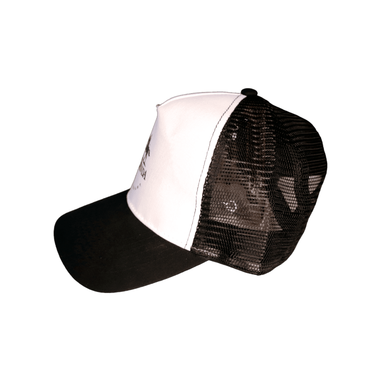 Dieses Trucker Cap mit Mesh-Einsatz und gebogenem Schirm ist der perfekte Begleiter für sonnige Tage. Das Logo der Hazienda ist auf der Vorderseite des Caps in kräftigen Farben aufgedruckt. Die Rückseite des Caps ist aus atmungsaktivem Mesh gefertigt, was für zusätzliche Belüftung sorgt. Der verstellbare Snapback-Verschluss passt sich jeder Kopfgröße an und sorgt für eine bequeme Passform. Das Trucker Cap ist in verschiedenen Farben erhältlich und lässt sich perfekt zu jedem Outfit kombinieren. Zeigen Sie I