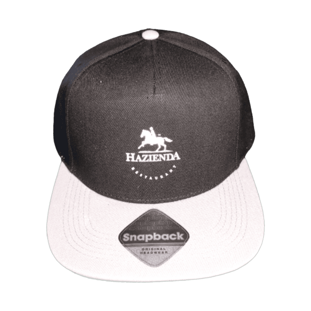 
                  
                    Weiß-schwarze Cap mit verstellbarem Snapback-Verschluss und weißem Hazienda Logo
                  
                