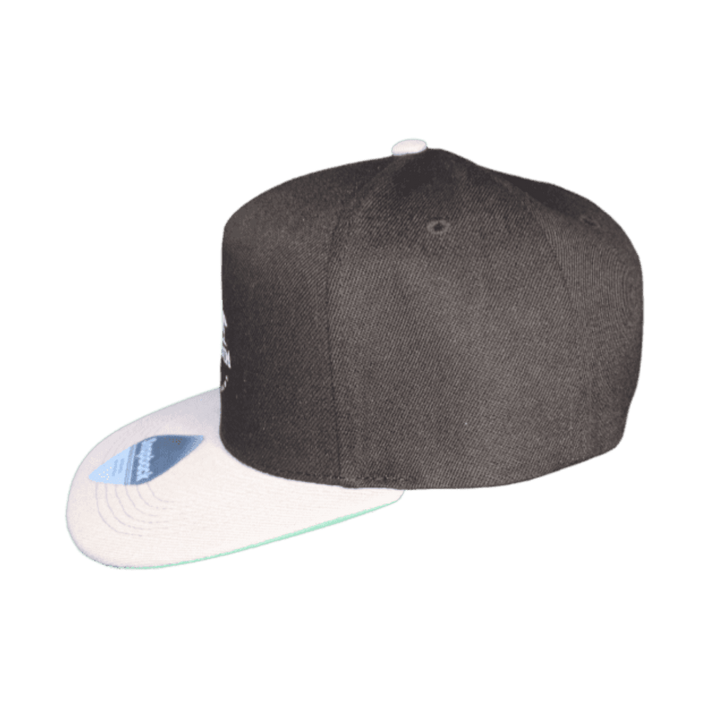 
                  
                    Weiß-schwarze Snapback-Cap mit weißem Hazienda Logo und Detail des Verschlusses
                  
                