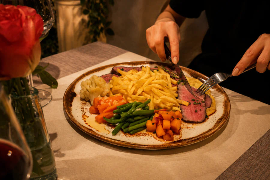 Gast schneidet saftiges Roastbeef im Restaurant Hazienda in der Region Bern.
