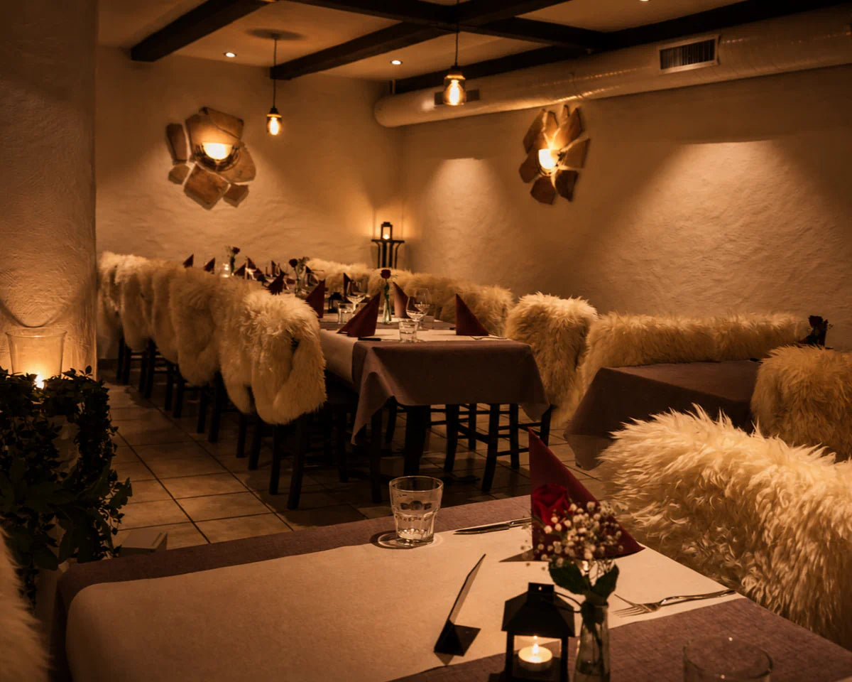 Gemütlicher Sitzbereich mit warmem Ambiente im Restaurant Hazienda.