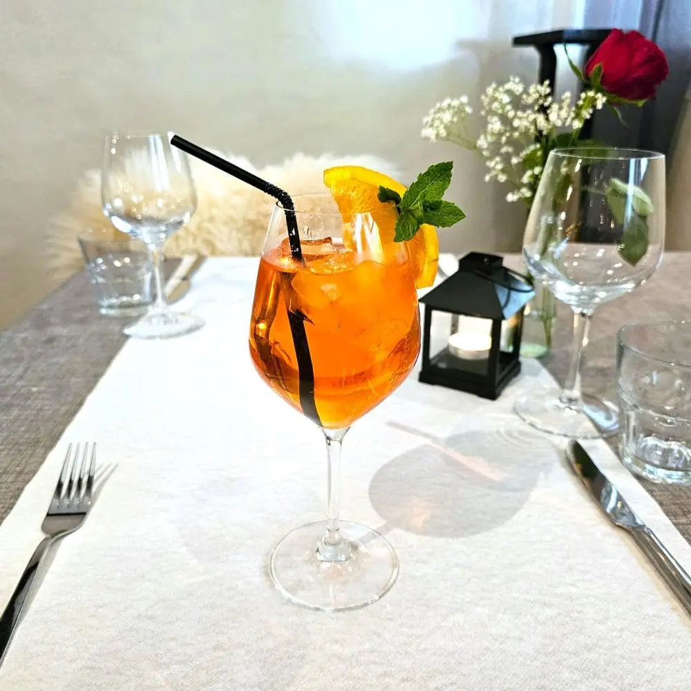 Aperol Spitz auf einem schön gedeckten Tisch