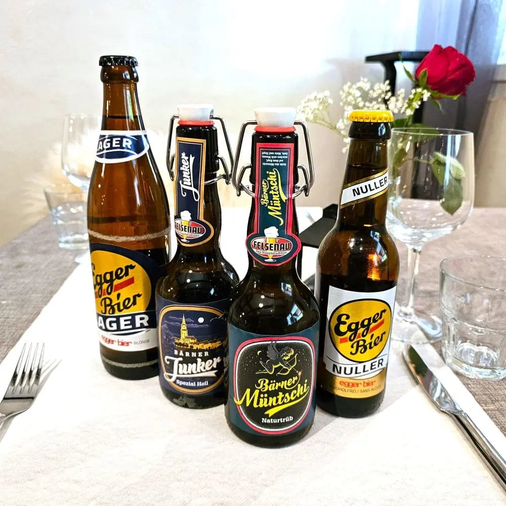 Verschiedene Bierflaschen auf einem schön gedeckten Tisch