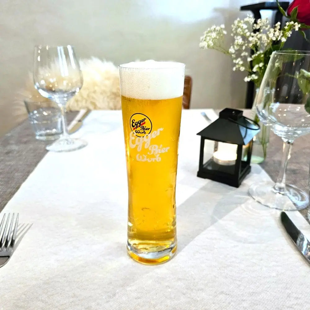 Ein kaltes Bier auf einem schön gedeckten Tisch