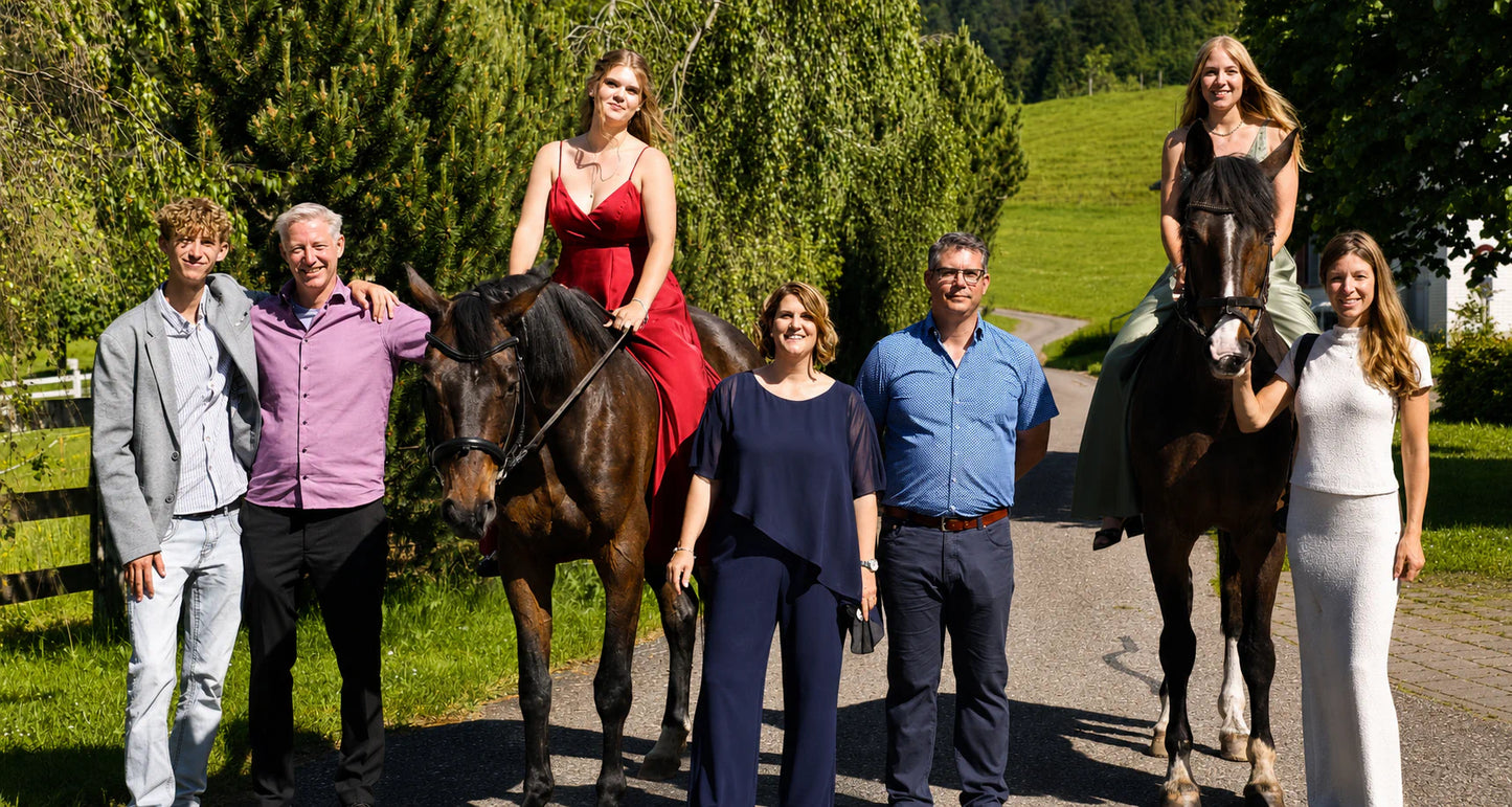 Familienfoto von Lara und Lea mit ihren Angehörigen vor dem Restaurant Hazienda anlässlich ihrer Konfirmation.
