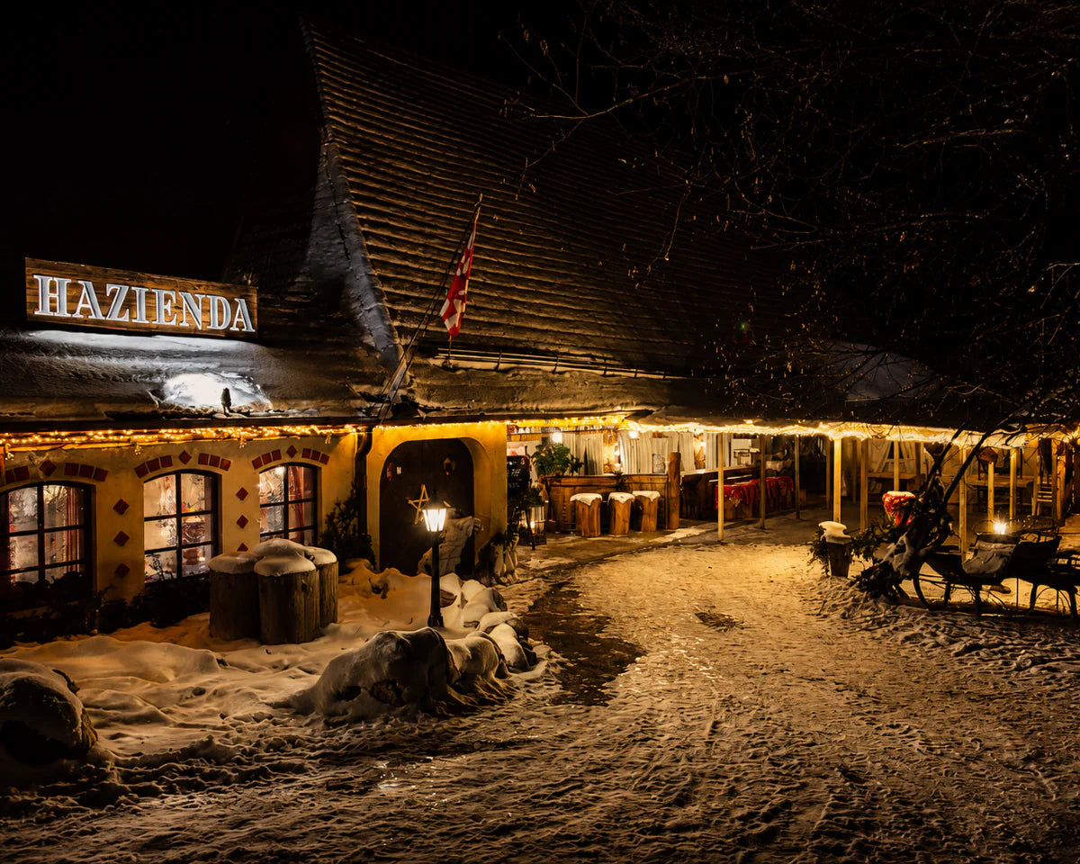Außenansicht des Restaurant Hazienda in Niederhünigen bei Abendstimmung.