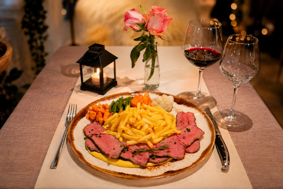 Frisch gegrilltes Roastbeef mit Beilagen im Restaurant Hazienda in der Region Bern.