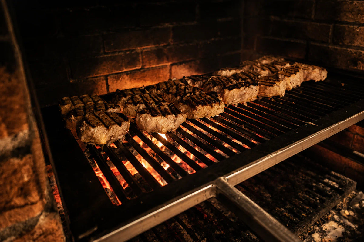 Schweinesteaks auf dem Holzkohlegrill für den Firmenanlass von Schäfer Elektro in der Hazienda