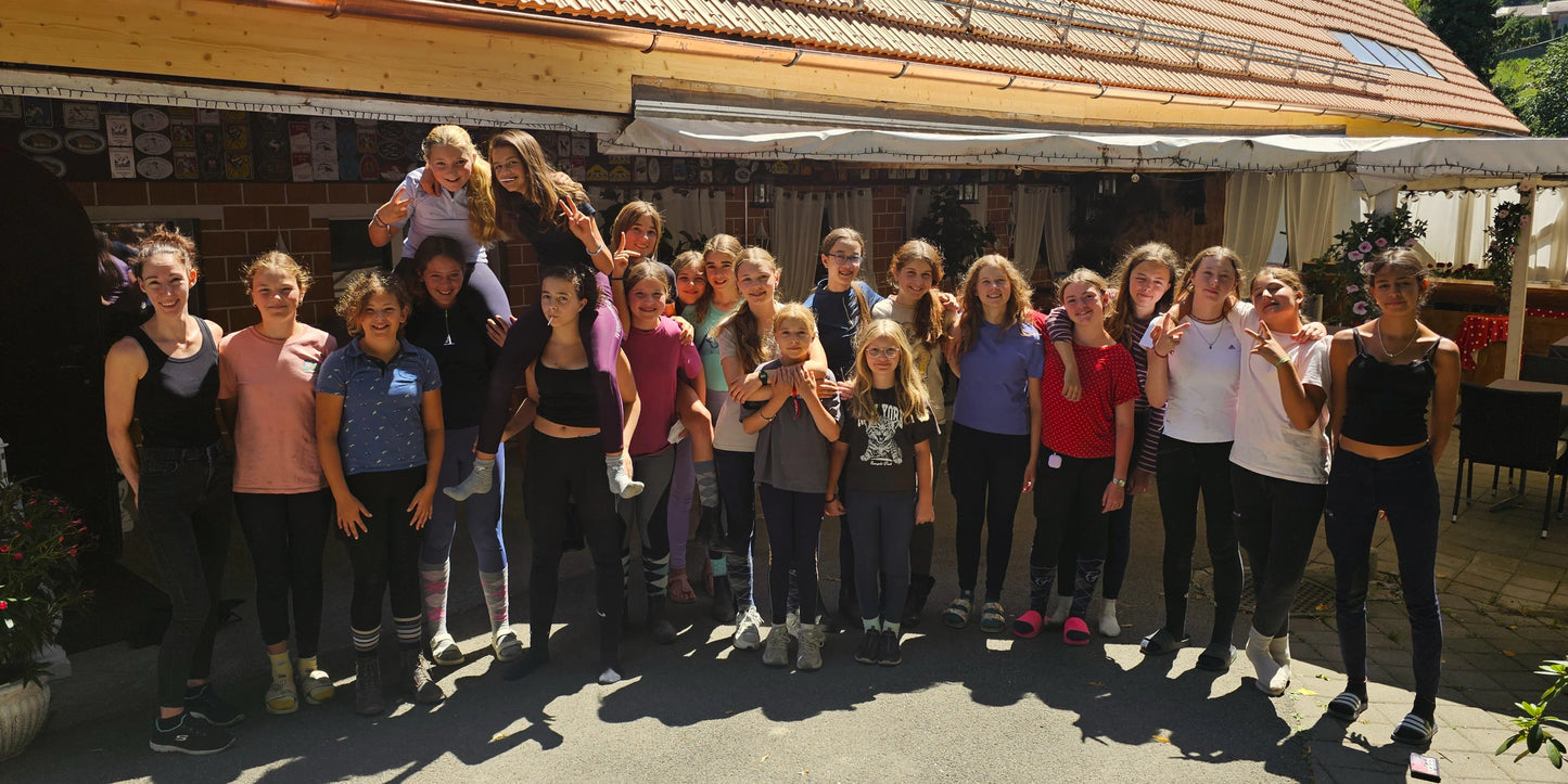Gruppenfoto der Kinder des Sommer-Reitlagers 2026 während der dritten Woche vor dem Restaurant Hazienda.
