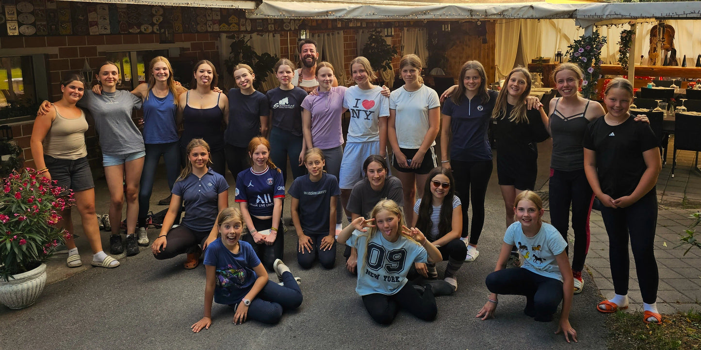 Gruppenfoto der Kinder des Sommer-Reitlagers 2026 während der ersten Woche vor dem Restaurant Hazienda.