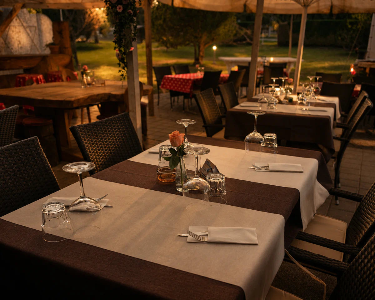 Terrasse des Restaurant Hazienda mit gemütlichen Sitzplätzen.